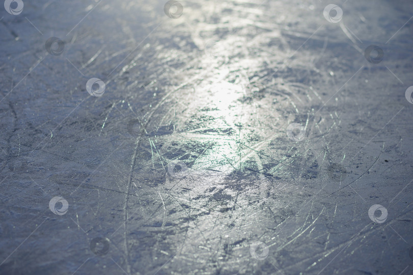 Скачать Текстура ледяного катка, катающийся на коньках, крупным планом. Зимний фон открытого ледового катка фотосток Ozero