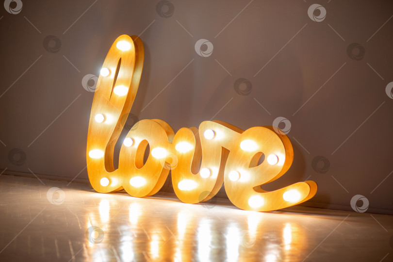Скачать Светящееся слово LOVE, сделанное из дерева и ламп накаливания фотосток Ozero