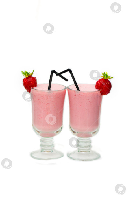Скачать Два стакана клубничного молочного коктейля с черными трубочками на белом фоне фотосток Ozero