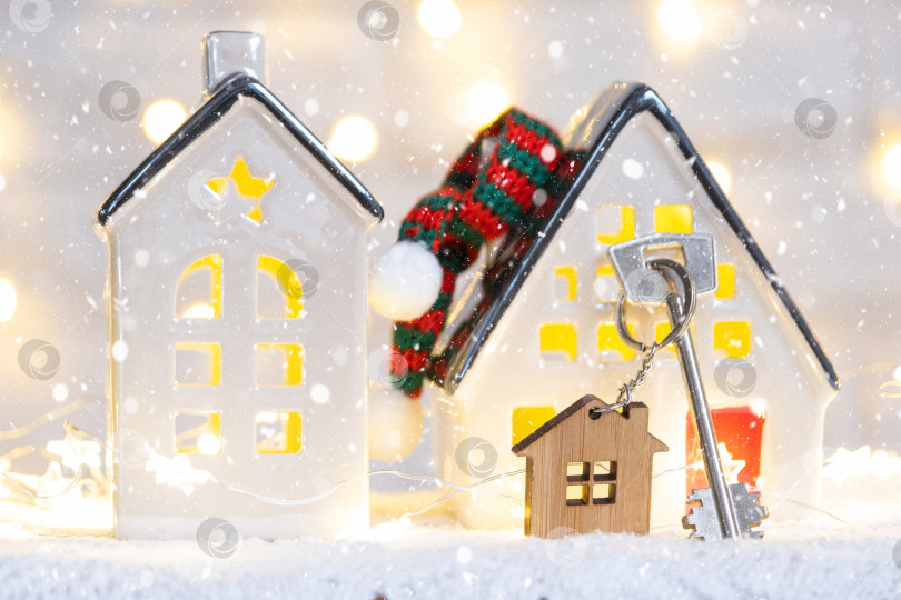 Скачать Ключ от дома с брелоком для ключей в уютном доме с рождественским декором. Подарок на Новый год, Рождество. Строительство, дизайн, проект, переезд в новый дом, ипотека, аренда и покупка недвижимости фотосток Ozero