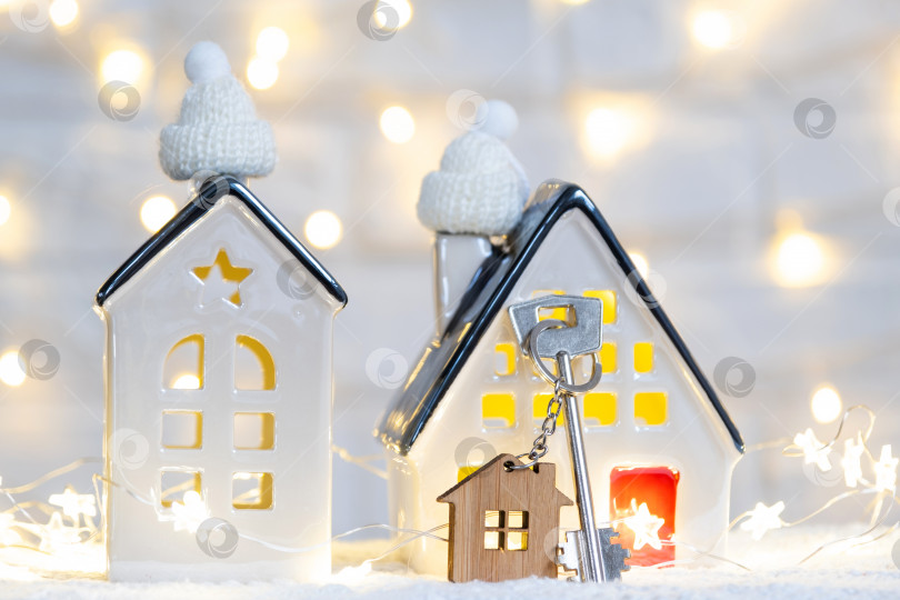 Скачать Ключ от дома с брелоком на уютном доме с рождественским декором. Подарок на Новый год, Рождество. Строительство, дизайн, проект, переезд в новый дом, ипотека, аренда и покупка недвижимости фотосток Ozero