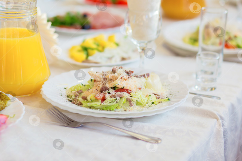 Скачать Красивый салат на тарелке подают в ресторане на ужин или банкет. Подача блюд на празднике фотосток Ozero