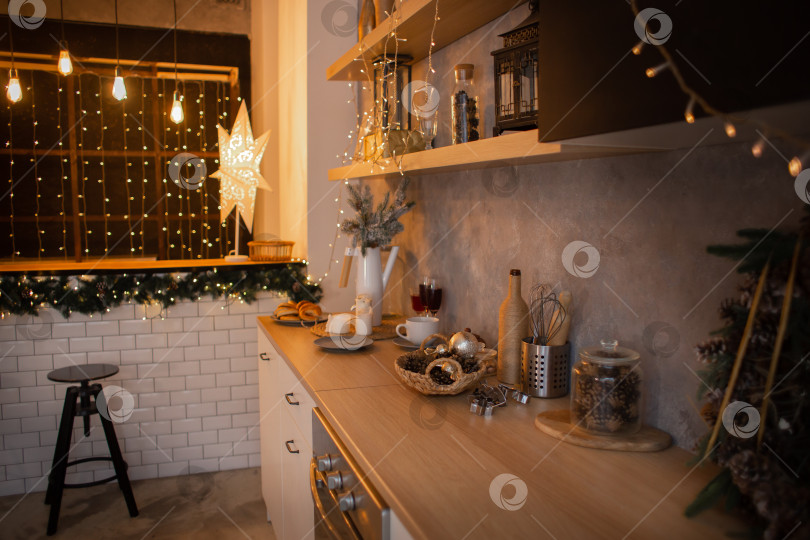 Скачать Новогодний интерьер кухни, рождественский венок, висящий на стене кухни. Новогодний декор кухни фотосток Ozero