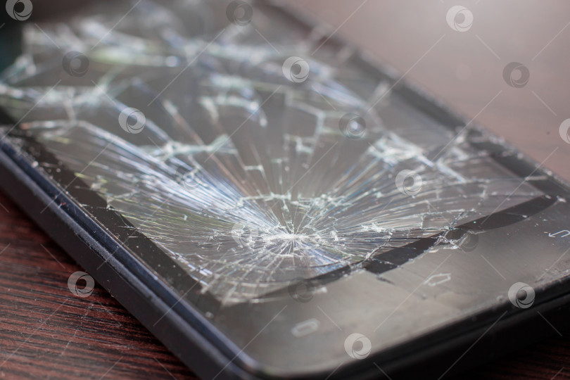 Скачать Часть разбитого экрана телефона. Трещины на стекле смартфона фотосток Ozero
