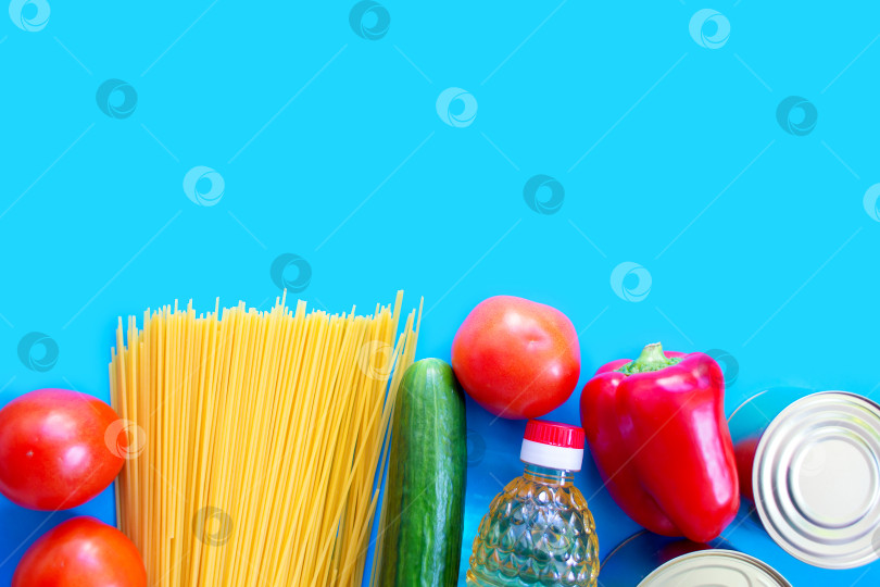 Скачать Набор продуктов питания на синем фоне. Пространство для текста фотосток Ozero