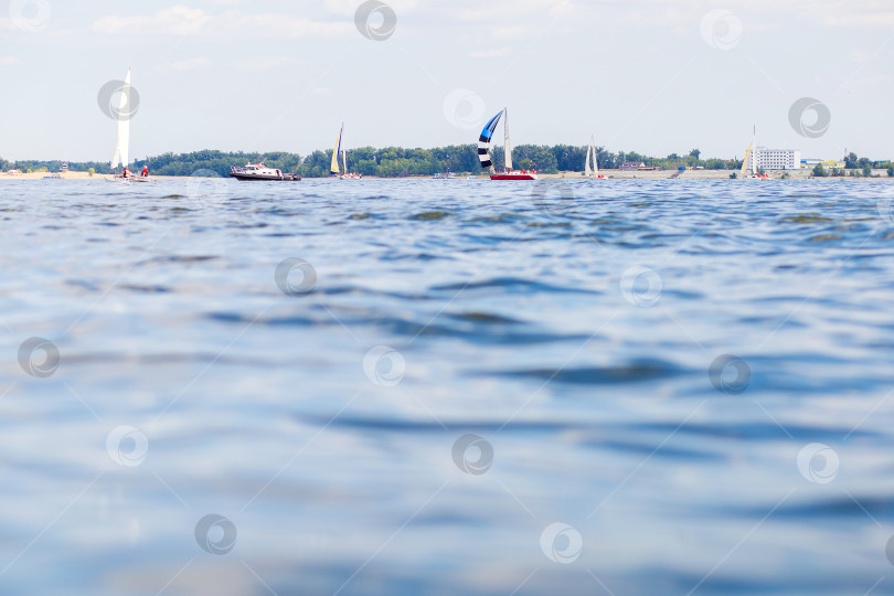 Скачать Соревнование среди яхт с парусами на воде реки Волга фотосток Ozero