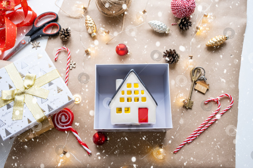 Скачать Ключ от дома с брелком для ключей на уютном доме в подарочной коробке с рождественским декором. Упакуйте подарок на Новый год, Рождество. Строительство, проект, переезд в новый дом, ипотека, аренда, покупка недвижимости фотосток Ozero