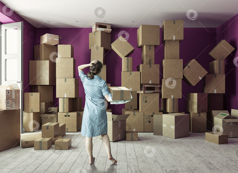 Скачать женщина в комнате с огромным количеством коробок. фотосток Ozero