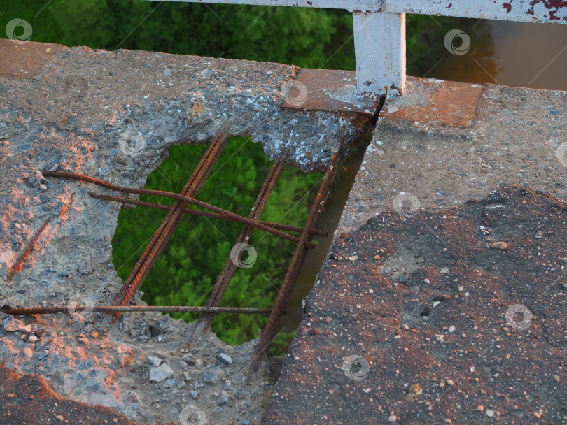 Скачать Сквозное повреждение бетонной плиты. фотосток Ozero