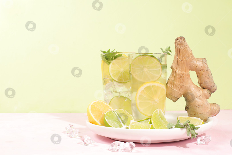 Скачать Детокс-напиток с лимоном, мятой, лаймом, имбирем и апельсином на легком столе, коктейль улучшает обмен веществ и способствует похудению, концепция здорового образа жизни минимальна, избирательный подход фотосток Ozero