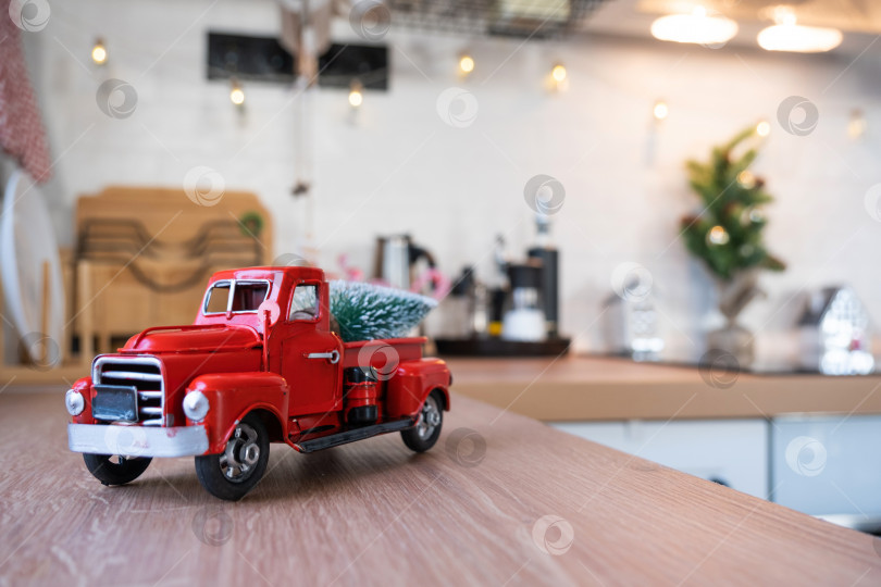 Скачать Красный ретро-автомобиль с рождественской елкой украшает праздничную кухню к Рождеству. Домашний декор, праздничное настроение, Новый год фотосток Ozero