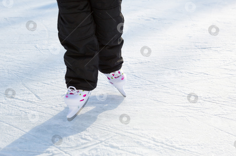 Скачать Детские пластиковые раздвижные коньки с регулировкой размера крупным планом на льду зимой на открытом воздухе. Качение и скольжение в морозный солнечный день, активные зимние виды спорта и образ жизни фотосток Ozero