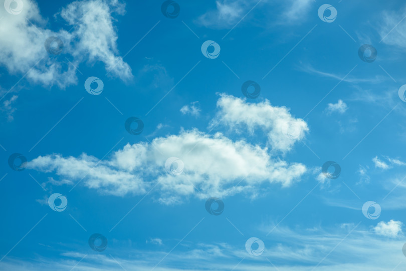 Скачать Красивые облака в голубом небе фотосток Ozero