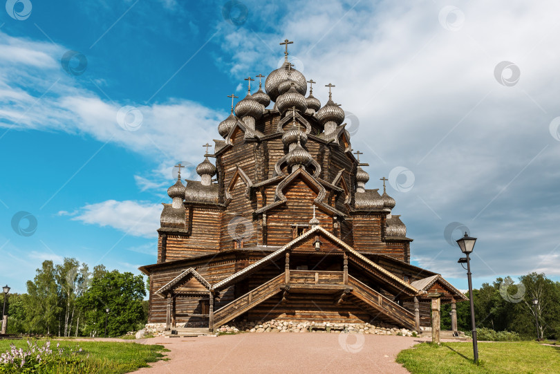 Скачать Россия, Санкт-Петербург 22 июля 2023 года: Усадьба Богословка в стиле старинного деревянного русского зодчества фотосток Ozero