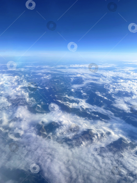 Скачать Облачное небо, вид из иллюминатора самолета фотосток Ozero