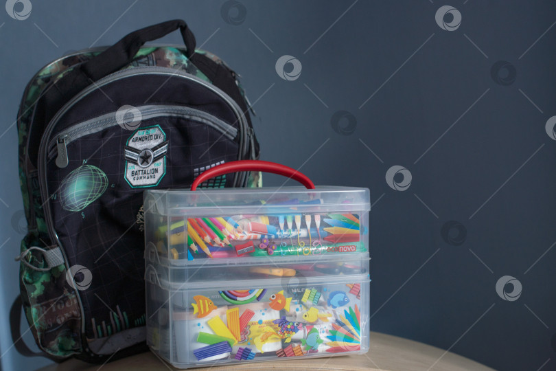 Скачать Школьный рюкзак и ящик с канцелярскими принадлежностями фотосток Ozero