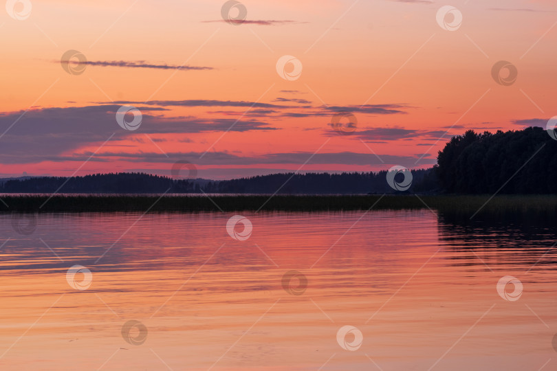 Скачать природный ландшафт с прекрасным закатом над широким северным озером фотосток Ozero