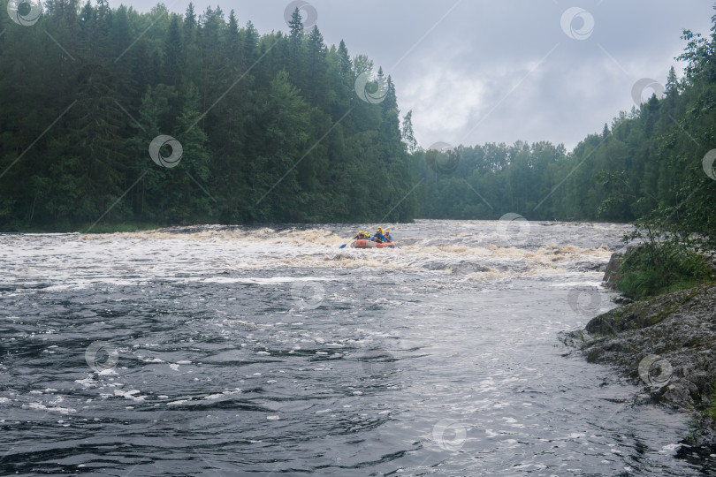 Скачать команда на плоту преодолевает пороги на реке Шуя фотосток Ozero