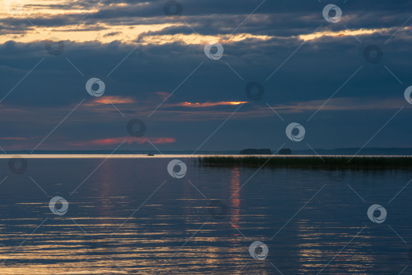 Скачать природный ландшафт, белая ночь над широким северным озером фотосток Ozero