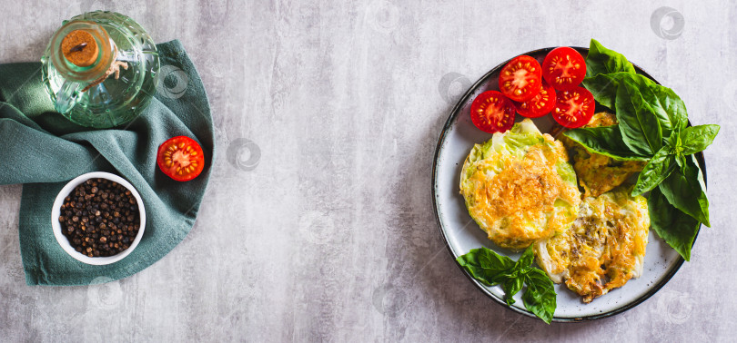 Скачать Запеченные стейки из капусты, свежие помидоры и базилик на тарелке Вид сверху веб-баннер фотосток Ozero