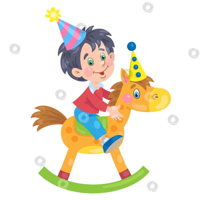 Скачать С днем рождения! Забавный маленький мальчик в праздничной шляпе верхом на деревянной лошадке-качалке. фотосток Ozero