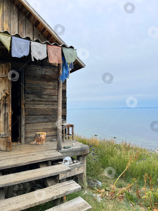 Скачать Одинокая хижина на берегу озера Байкал, Россия фотосток Ozero