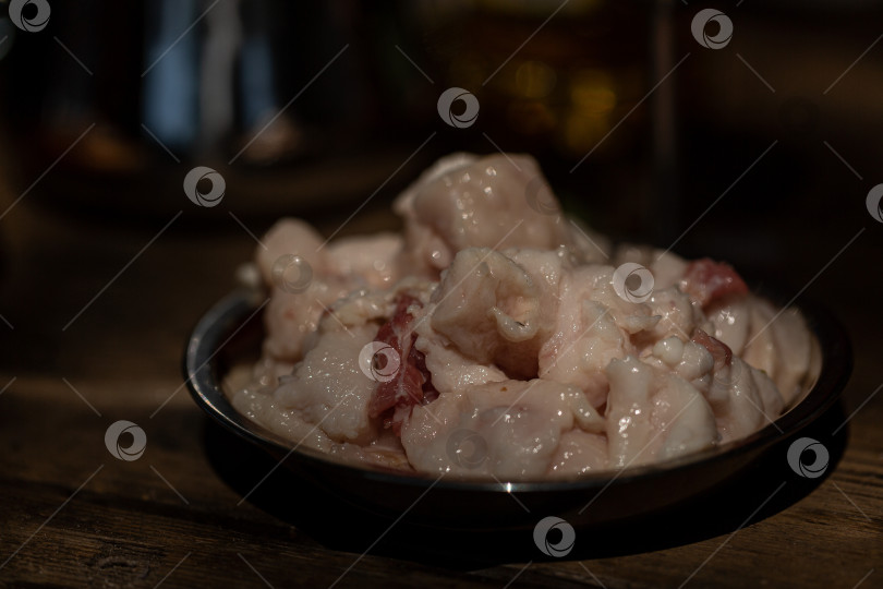 Скачать Жирное баранье сало, нарезанное кусочками, лежит в тарелке фотосток Ozero