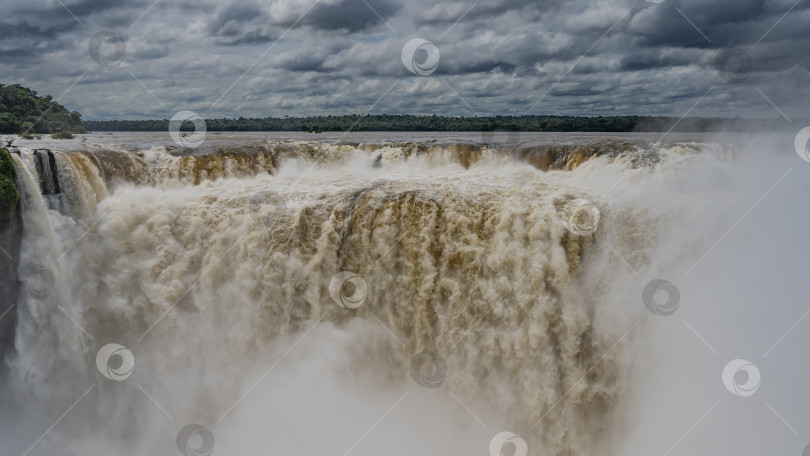 Скачать Впечатляющий водопад "Горло дьявола". фотосток Ozero