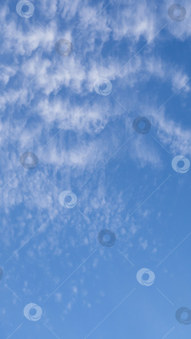 Скачать Абстрактный текстурный фон с белыми облаками и голубым небом. Мирное голубое небо с белыми перистыми облаками фотосток Ozero