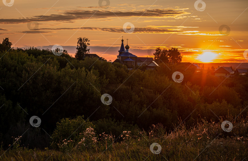 Скачать Деревенский храм на закате солнца. фотосток Ozero