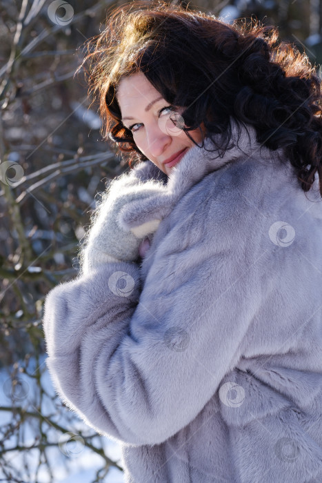 Скачать красивая взрослая женщина в меховой шубе и варежках на улице зимой фотосток Ozero