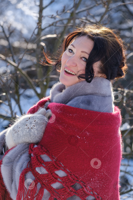 Скачать взрослая женщина в шубе и с шалью на природе зимой фотосток Ozero