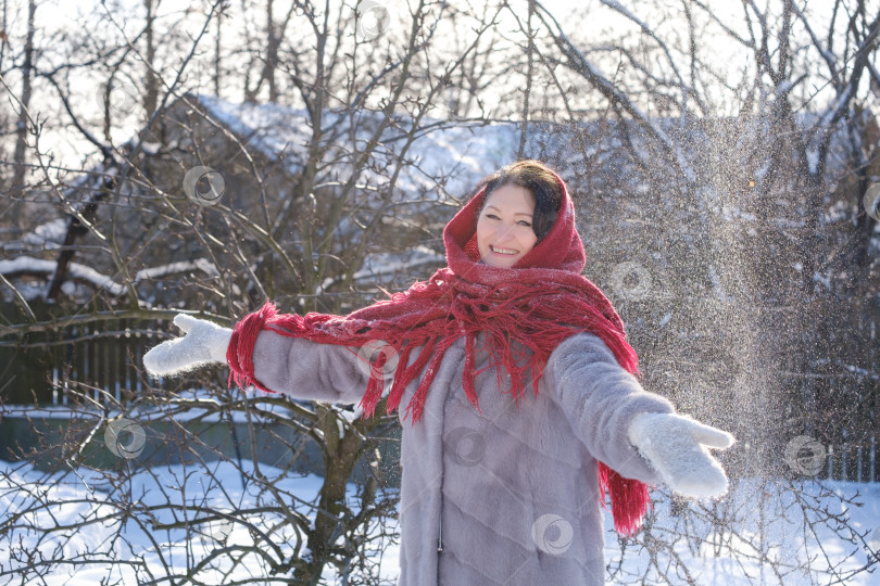 Скачать взрослая женщина в шубе и шарфе на улице зимой фотосток Ozero