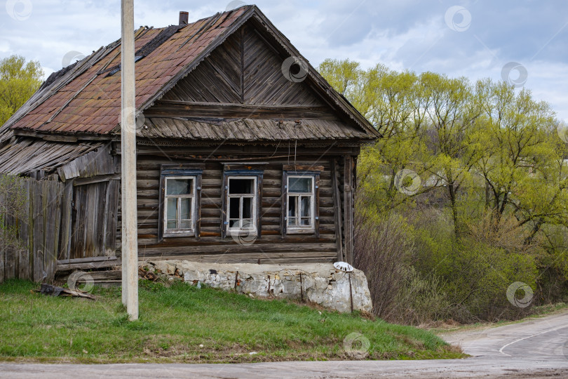 Скачать старый заброшенный деревянный русский дом фотосток Ozero