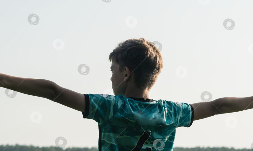 Скачать Маленький мальчик наслаждается прекрасной природой фотосток Ozero