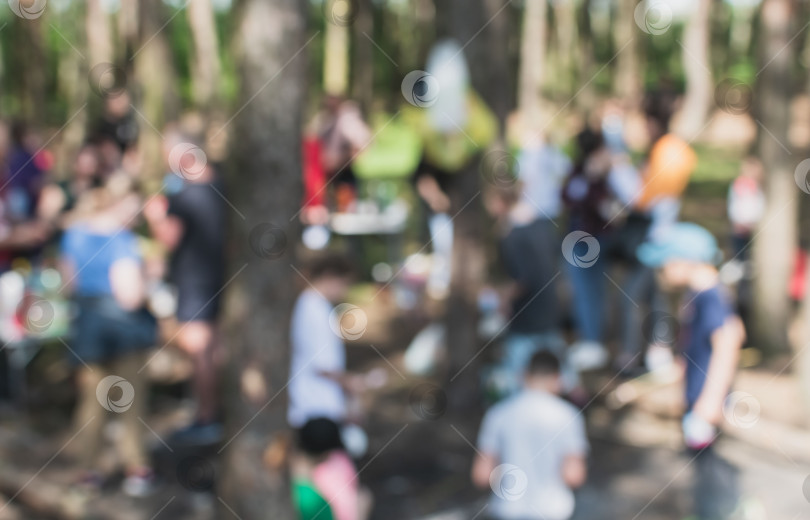 Скачать Размытое изображение людей, отдыхающих в лесу фотосток Ozero