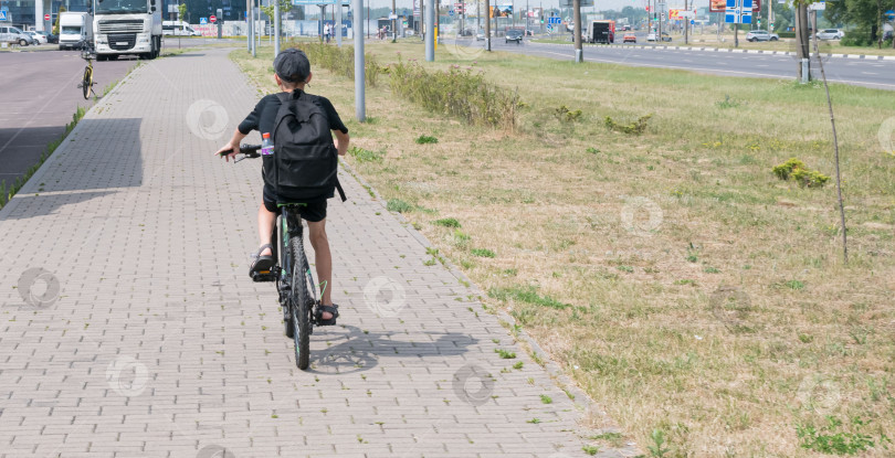 Скачать Маленький мальчик катается по городу на велосипеде фотосток Ozero