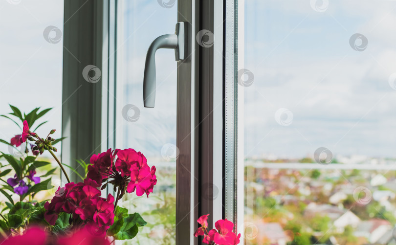 Скачать Пластиковое окно на балконе высотного дома фотосток Ozero