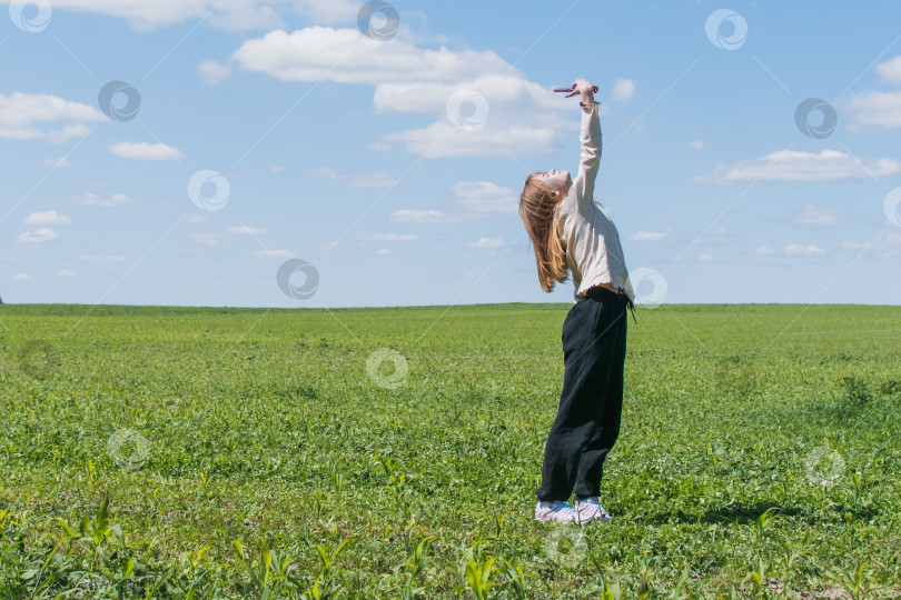 Скачать Молодая девушка фотографирует себя в поле фотосток Ozero