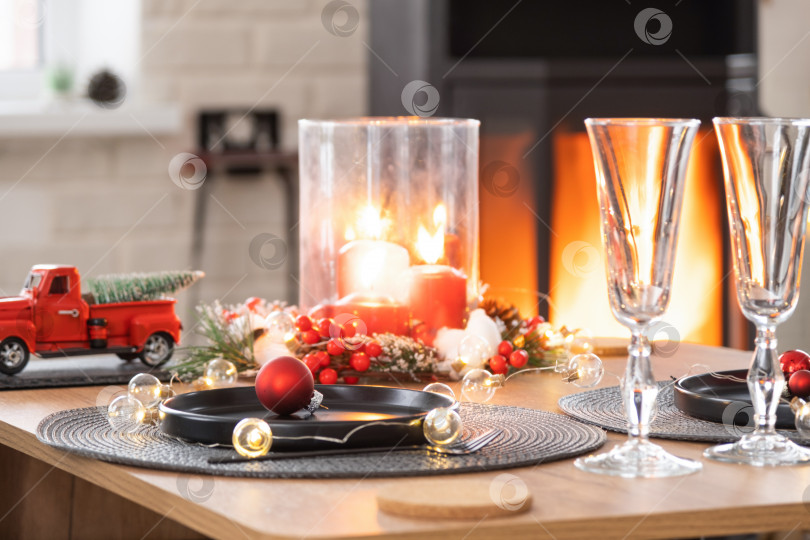 Скачать Праздничный интерьер дома оформлен к Рождеству и Новому году в стиле лофт с черной печью, камином, рождественской елкой. Теплая комната-студия с накрытым столом, горящими дровами, уютом и домашним отоплением фотосток Ozero