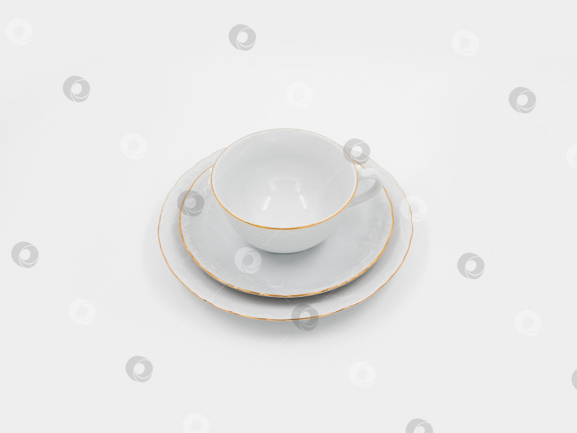 Скачать роскошная белая кофейная чашка на белом фоне, тарелки и миска на белом фоне. фотосток Ozero