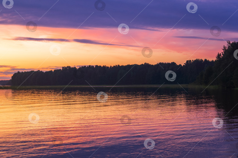 Скачать природный ландшафт, белая ночь над широким северным озером фотосток Ozero