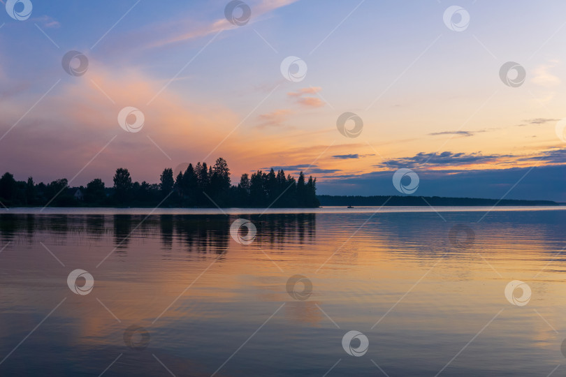 Скачать природный ландшафт, белая ночь над широким северным озером фотосток Ozero