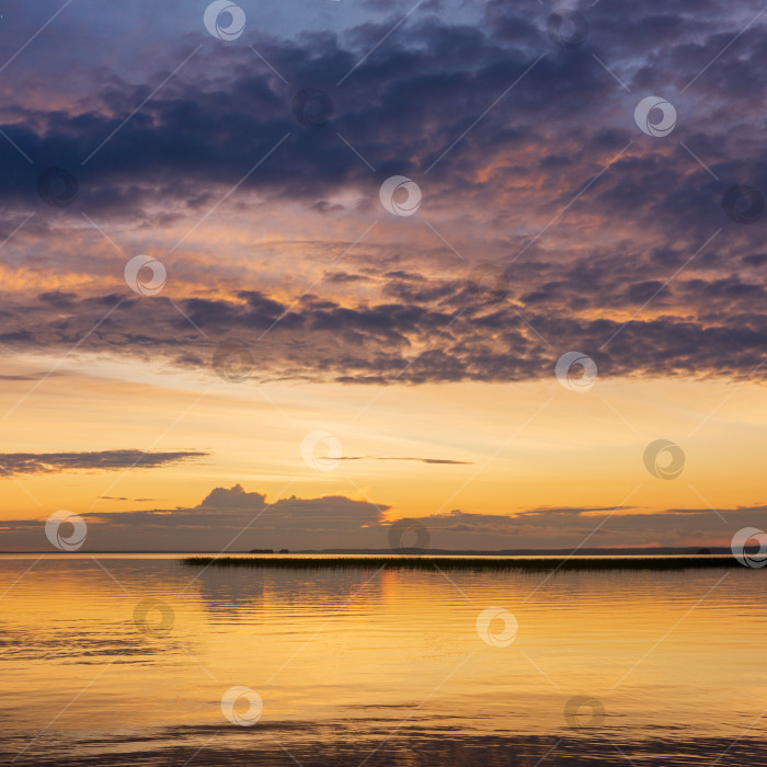 Скачать природный ландшафт с прекрасным закатом над широким северным озером фотосток Ozero