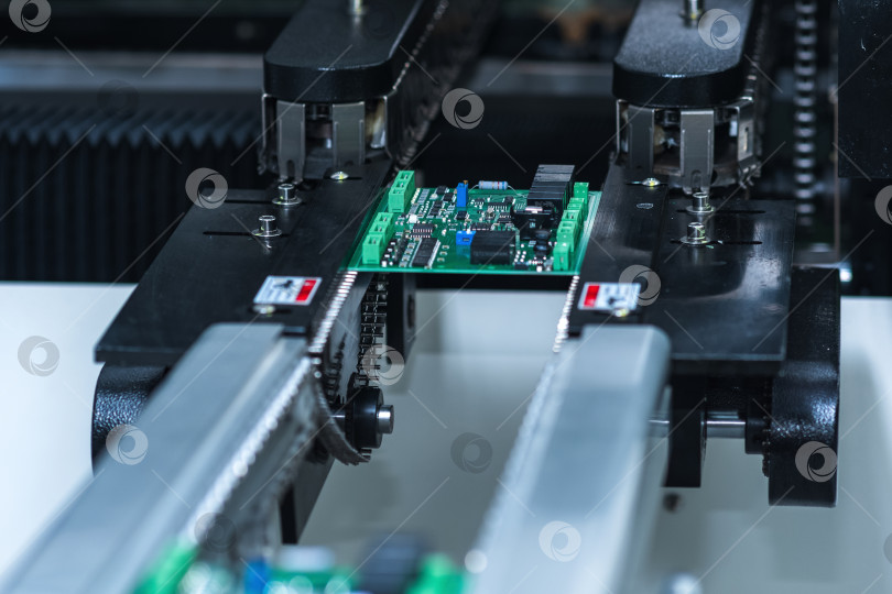 Скачать этап изготовления печатной платы на конвейере автоматической производственной линии фотосток Ozero