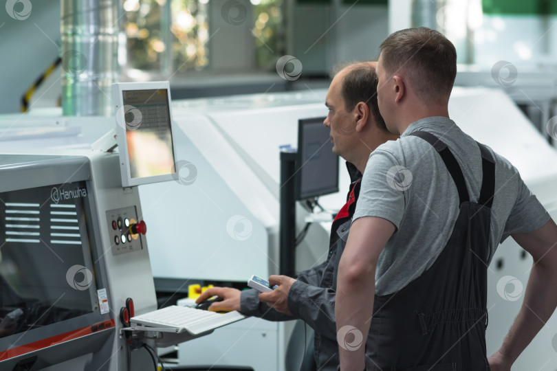 Скачать рабочие управляют автоматической линией по производству печатных плат фотосток Ozero