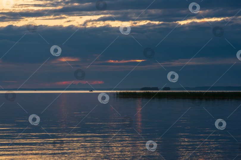 Скачать природный ландшафт, белая ночь над широким северным озером фотосток Ozero