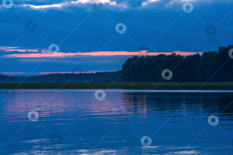 Скачать природный ландшафт, белая ночь над широким северным озером фотосток Ozero