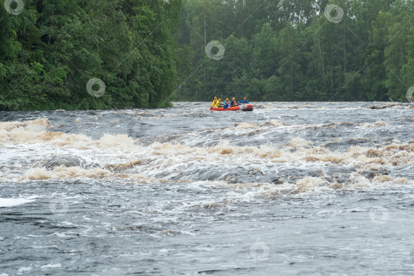 Скачать команда на плоту преодолевает пороги на реке Шуя фотосток Ozero