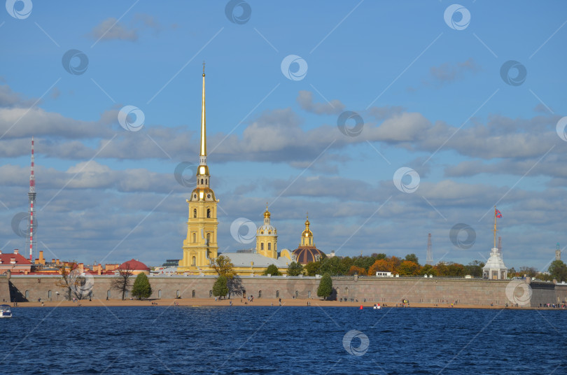 Скачать Санкт-Петербург, Россия - 10.10.2020: Петропавловская крепость в Санкт-Петербурге фотосток Ozero